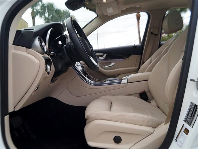 2022 Mercedes Benz GLC 300 photo 16