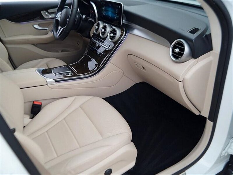 2022 Mercedes Benz GLC 300 photo 10