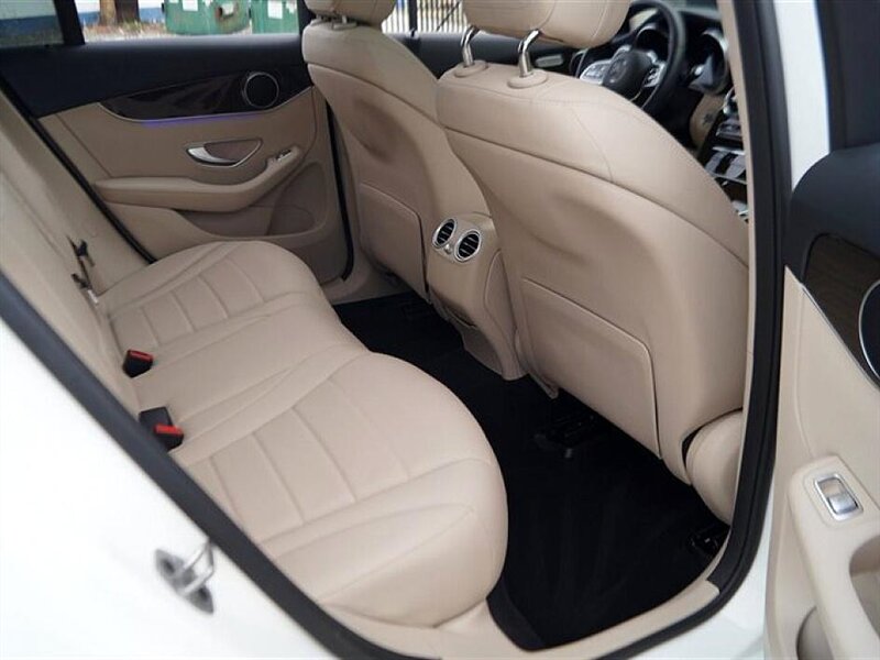 2022 Mercedes Benz GLC 300 photo 12