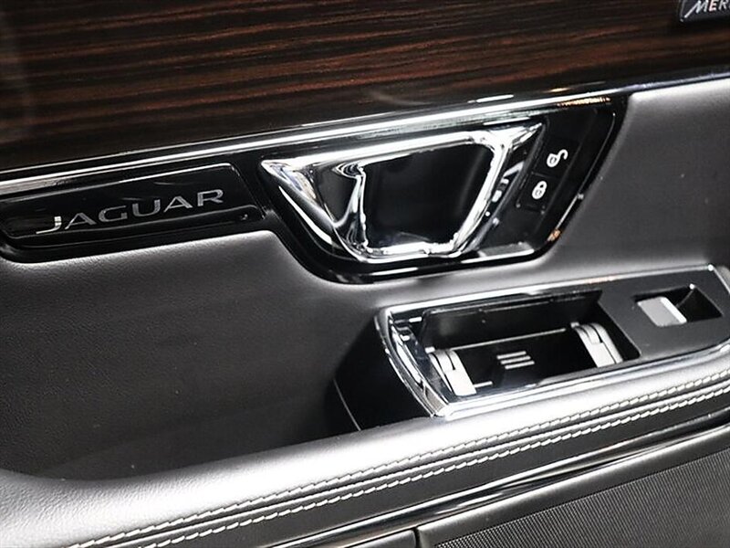 2015 Jaguar XJ Portfolio - Photo 20