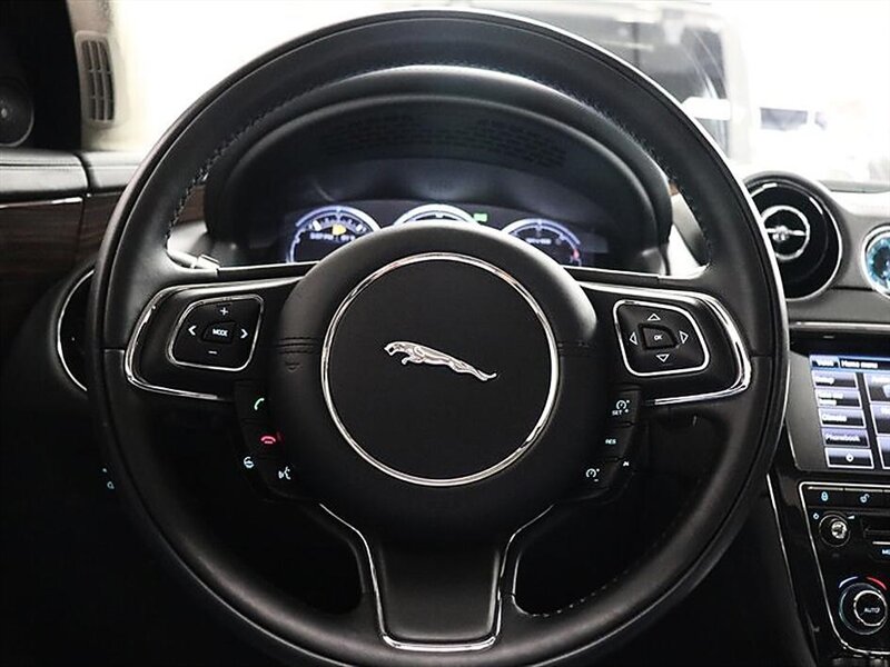 2015 Jaguar XJ Portfolio - Photo 38