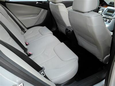 2007 Volkswagen Passat 2.0T   - Photo 13 - Jacksonville, FL 32211