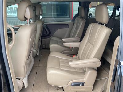 2016 Chrysler Town & Country Touring   - Photo 9 - Powell, WY 82435