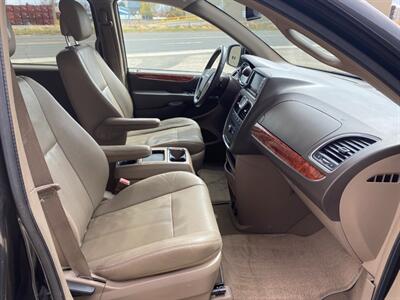 2016 Chrysler Town & Country Touring   - Photo 17 - Powell, WY 82435