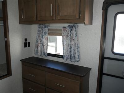 2019 Keystone Cougar 29RLDWE   - Photo 13 - Puyallup, WA 98373