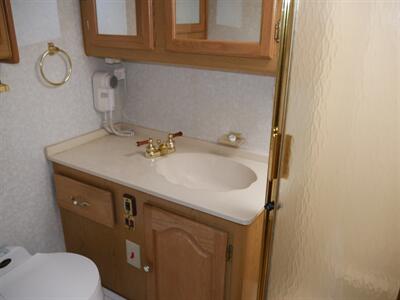 1998 Tiffin Allegro Bus 32S   - Photo 6 - Puyallup, WA 98373