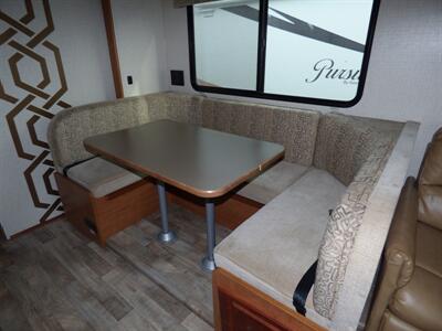 2017 Winnebago Vista 31KE   - Photo 3 - Puyallup, WA 98373