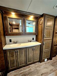 2019 Keystone Montana 20th Anniversary 3930FB   - Photo 9 - Puyallup, WA 98373