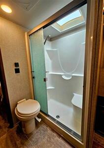 2019 Keystone Montana 20th Anniversary 3930FB   - Photo 10 - Puyallup, WA 98373