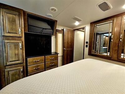2019 Keystone Montana 20th Anniversary 3930FB   - Photo 8 - Puyallup, WA 98373