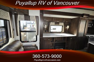 2017 FOREST RIVER CARDINAL3456RL   - Photo 12 - Vancouver, WA 98682-4901