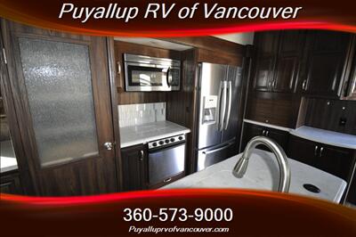 2017 FOREST RIVER CARDINAL3456RL   - Photo 16 - Vancouver, WA 98682-4901