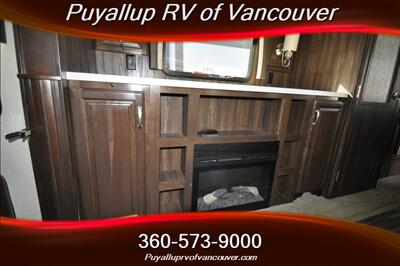 2017 FOREST RIVER CARDINAL3456RL   - Photo 13 - Vancouver, WA 98682-4901