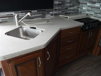 2018 Holiday Rambler Vacationer XE36F   - Photo 4 - Puyallup, WA 98373