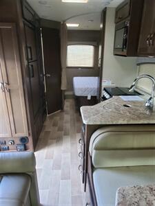 2020 Thor Chateau 26B   - Photo 2 - Puyallup, WA 98373