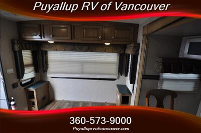 2017 FOREST RIVER ROCKWOOD WINDJAMMER 3001   - Photo 10 - Vancouver, WA 98682-4901