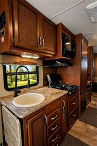 2015 Thor Axis 25.1 - Photo 5 - Puyallup, WA 98373