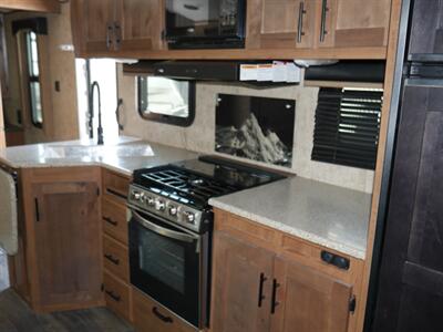 2022 Outdoors RV Mountain Trax 28DBS   - Photo 7 - Puyallup, WA 98373