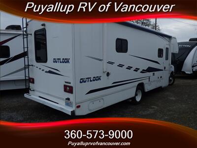 2019 WINNEBAGO OUTLOOK 27D   - Photo 3 - Vancouver, WA 98682-4901