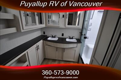 2025 FOREST RIVER SABRE 37FLH 5TH WHEEL TRAILER   - Photo 22 - Vancouver, WA 98682-4901