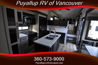 2025 FOREST RIVER SABRE 37FLH 5TH WHEEL TRAILER   - Photo 16 - Vancouver, WA 98682-4901