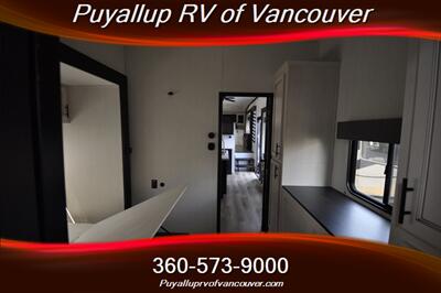2025 FOREST RIVER SABRE 37FLH 5TH WHEEL TRAILER   - Photo 24 - Vancouver, WA 98682-4901