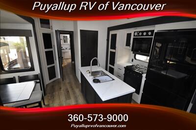 2025 FOREST RIVER SABRE 37FLH 5TH WHEEL TRAILER   - Photo 8 - Vancouver, WA 98682-4901