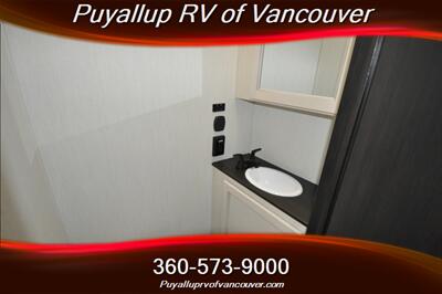2025 FOREST RIVER SABRE 37FLH 5TH WHEEL TRAILER   - Photo 15 - Vancouver, WA 98682-4901