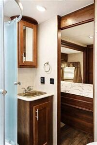 2018 Forest River Wildcat Maxx 32TSX - Photo 9 - Puyallup, WA 98373