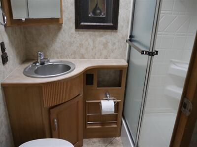 2009 Winnebago Adventurer 32h - Photo 12 - Puyallup, WA 98373