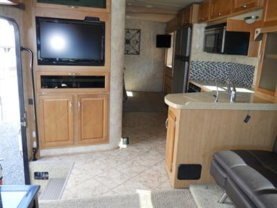 2009 Winnebago Adventurer 32h - Photo 11 - Puyallup, WA 98373