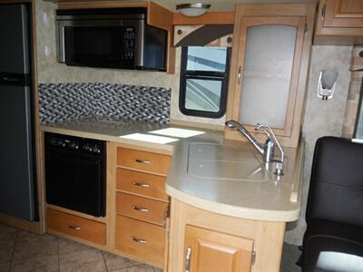 2009 Winnebago Adventurer 32h - Photo 5 - Puyallup, WA 98373