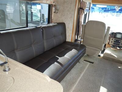 2009 Winnebago Adventurer 32h - Photo 9 - Puyallup, WA 98373