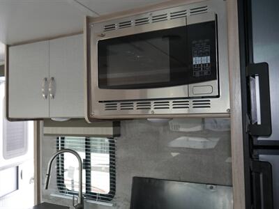 2022 Winnebago Micro Minnie 2108DS   - Photo 6 - Puyallup, WA 98373
