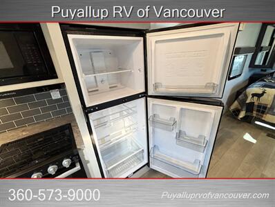 2025 KEYSTONE RV COUGAR HALF TON 22MLSWE   - Photo 14 - Vancouver, WA 98682-4901