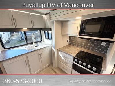 2025 KEYSTONE RV COUGAR HALF TON 22MLSWE   - Photo 11 - Vancouver, WA 98682-4901