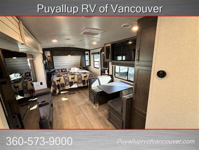 2025 KEYSTONE RV COUGAR HALF TON 22MLSWE   - Photo 16 - Vancouver, WA 98682-4901