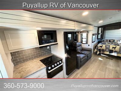 2025 KEYSTONE RV COUGAR HALF TON 22MLSWE   - Photo 12 - Vancouver, WA 98682-4901