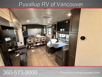 2025 KEYSTONE RV COUGAR HALF TON 22MLSWE   - Photo 10 - Vancouver, WA 98682-4901