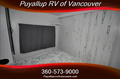 2004 KEYSTONE MONTANA MOUNTAINEER 305FKS   - Photo 14 - Vancouver, WA 98682-4901