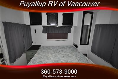 2004 KEYSTONE MONTANA MOUNTAINEER 305FKS   - Photo 12 - Vancouver, WA 98682-4901