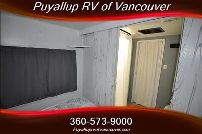 2004 KEYSTONE MONTANA MOUNTAINEER 305FKS   - Photo 15 - Vancouver, WA 98682-4901