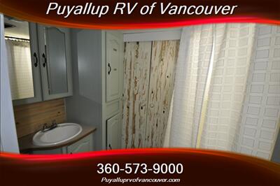 2004 KEYSTONE MONTANA MOUNTAINEER 305FKS   - Photo 17 - Vancouver, WA 98682-4901