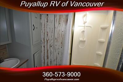 2004 KEYSTONE MONTANA MOUNTAINEER 305FKS   - Photo 18 - Vancouver, WA 98682-4901