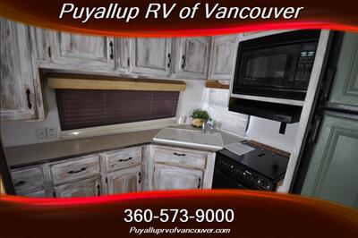 2004 KEYSTONE MONTANA MOUNTAINEER 305FKS   - Photo 9 - Vancouver, WA 98682-4901