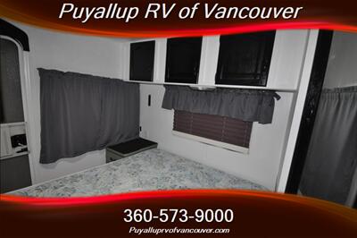 2004 KEYSTONE MONTANA MOUNTAINEER 305FKS   - Photo 13 - Vancouver, WA 98682-4901
