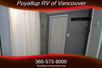 2004 KEYSTONE MONTANA MOUNTAINEER 305FKS   - Photo 16 - Vancouver, WA 98682-4901