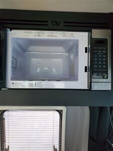 2022 Winnebago Revel 44E 4x4   - Photo 10 - Puyallup, WA 98373