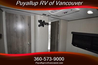 2020 KEYSTONE RV SPRINTER CAMP FIRE EDITION 32   - Photo 18 - Vancouver, WA 98682-4901