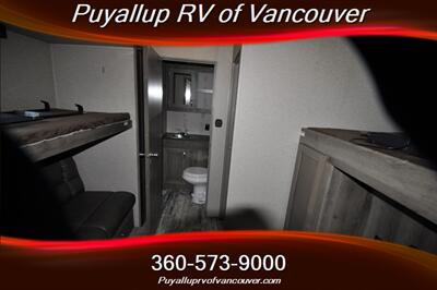 2020 KEYSTONE RV SPRINTER CAMP FIRE EDITION 32   - Photo 13 - Vancouver, WA 98682-4901